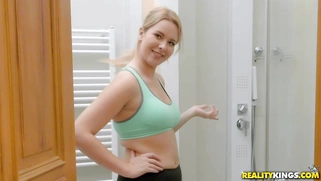 Blonde Nikki Dream is masturbating with the shower head