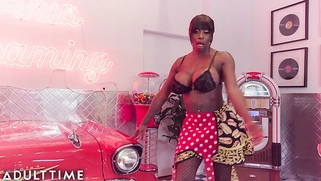 Ebony Mystique SUPER SOAKS the Diner with SQUIRT during Ice Cream Making!