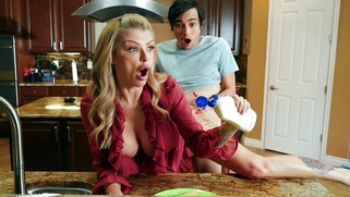 Joslyn James gets her pussy pounded standing
