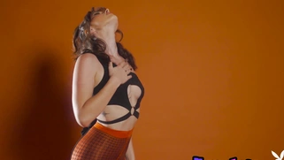 Hot naked dancer shaking her bubble butt