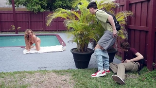 Richelle Ryan caught two guys jerking on her