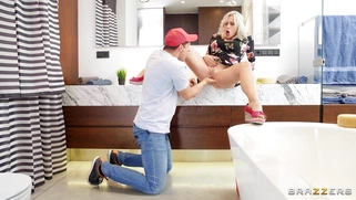 Brittany Bardot is squirting on the bathtub