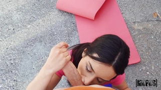 Annie Reis gives nice blowjob to Jordi in POV
