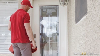 Kendra Lust met the delivery man Johnny Sins