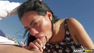 Canela Skin gives blowjob to Alberto Blanco on the beach