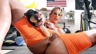 Phoenix Marie is dildoing her pussy in the gym