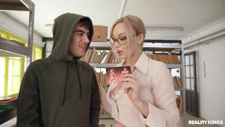 Karina King gives nice blowjob to Jordi