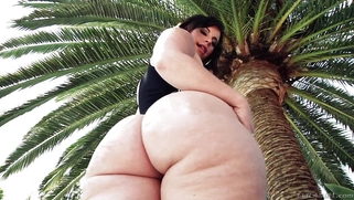 Thick chick Virgo Peridot twerks her massive hams